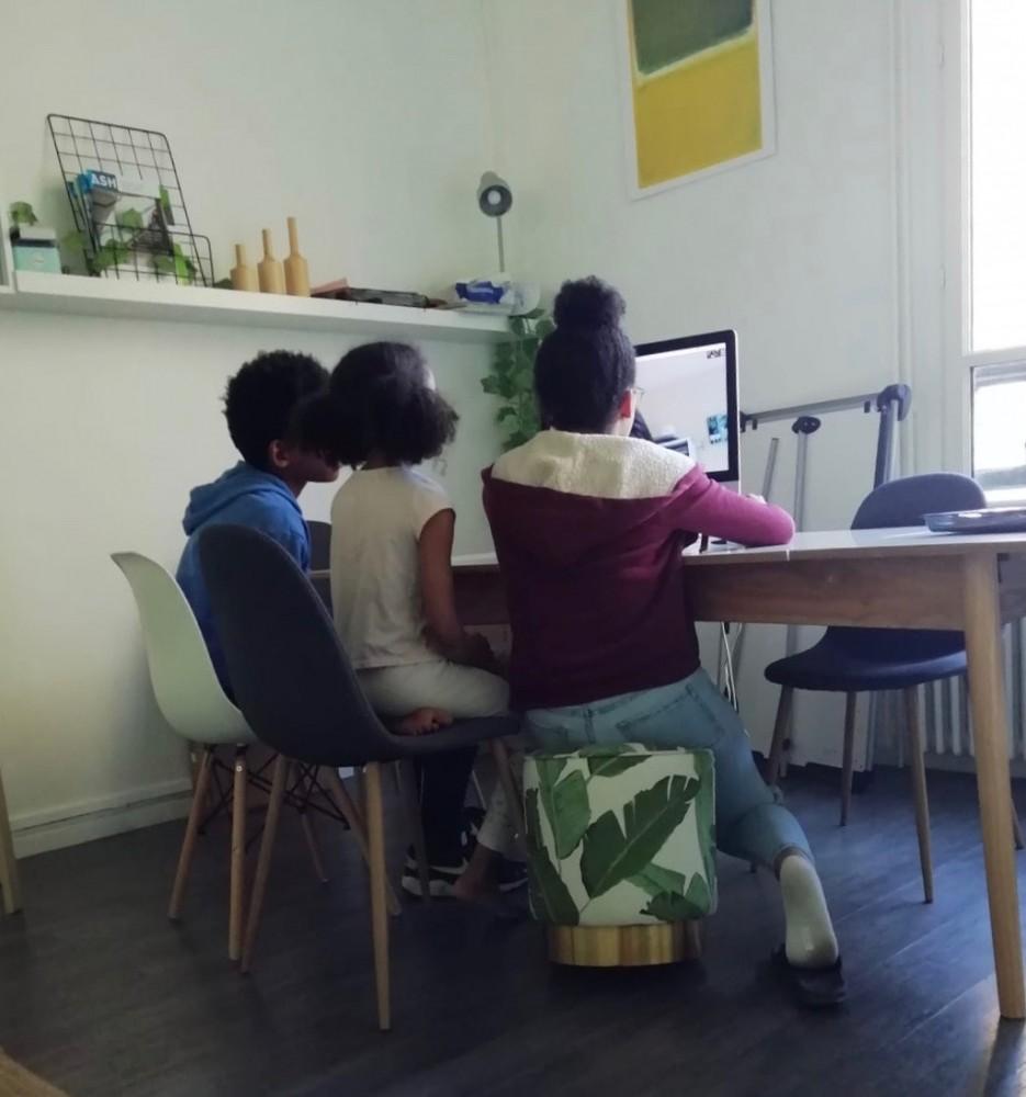 Maintenir le lien avec les familles pendant le confinement